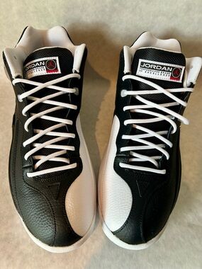 Jordan Jumpman Team 1 - Men’s Size 9.5
Brand New. FV 3928-006
